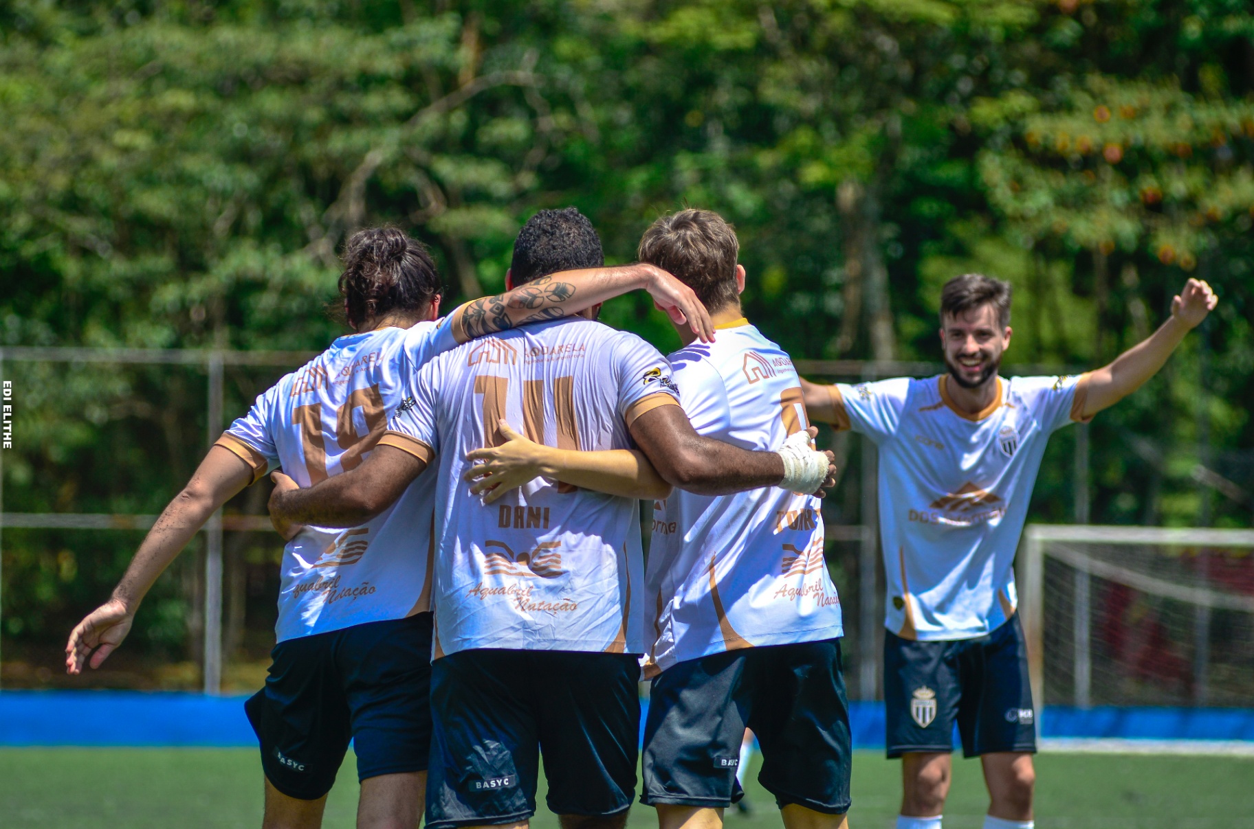 Jogadores do Barcelapa comemorando em campo